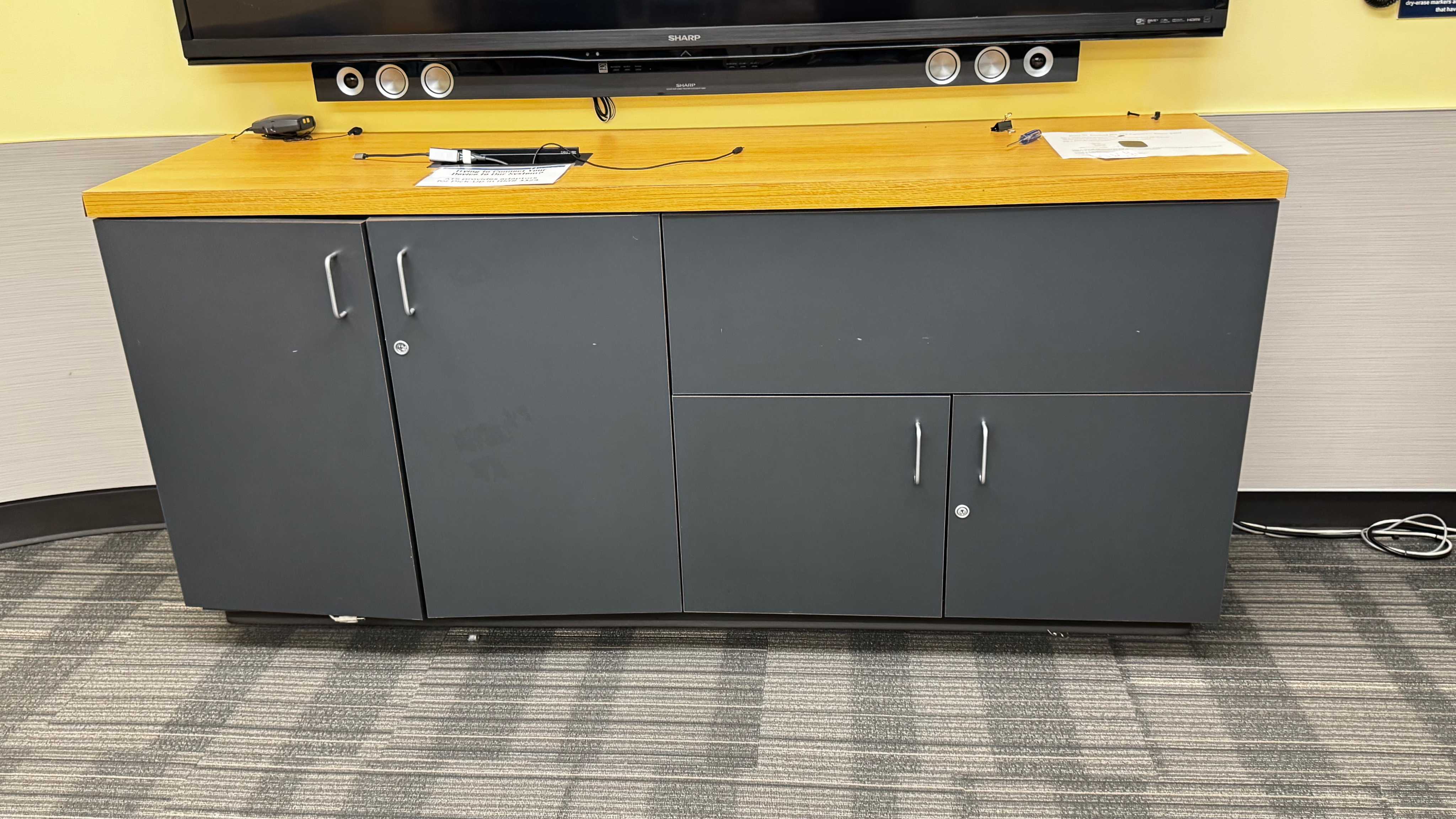 Cabinet 4 Gates